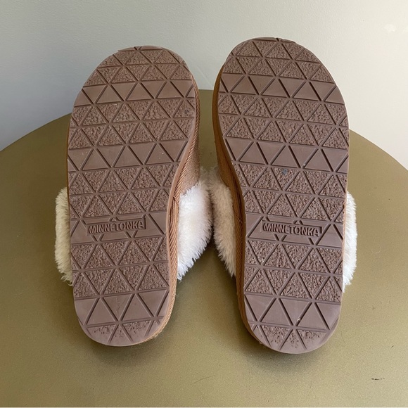 Minnetonka Shar Beige Suede Cream Fur Trim Rubber Sole Slippers Womens Size 6 - Picture 7 of 8